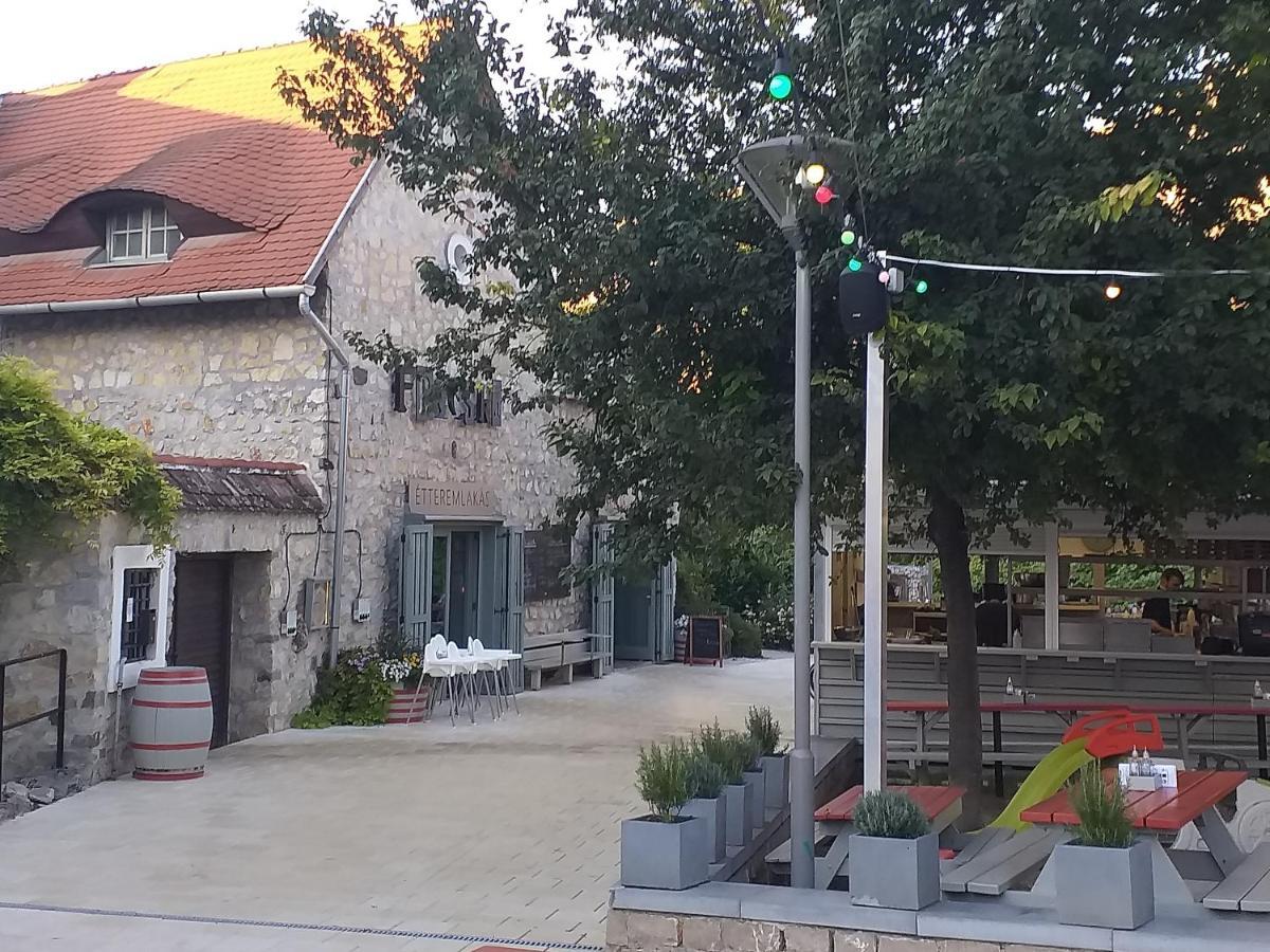 Galéria Apartman Veszprém Exterior foto